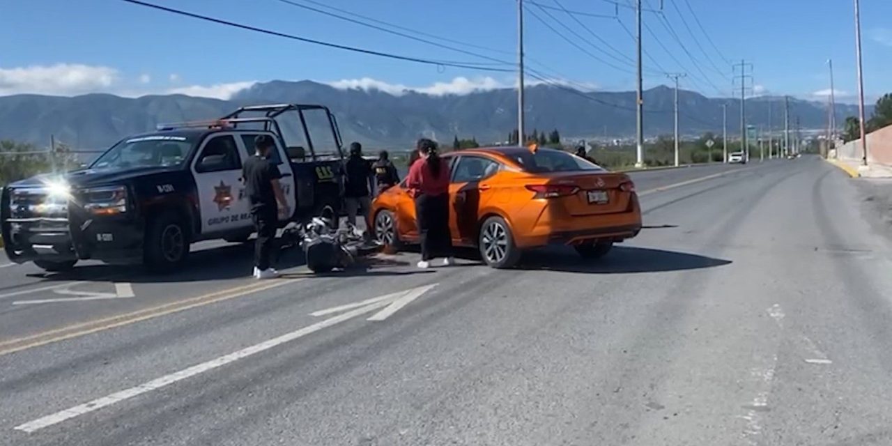 Derriba conductora a un motociclista en Saltillo