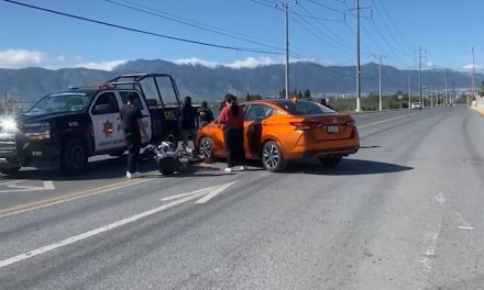 Derriba conductora a un motociclista en Saltillo