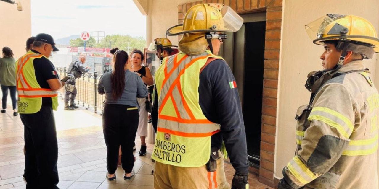 Rescatan a 3 personas atrapadas en un elevador en Saltillo