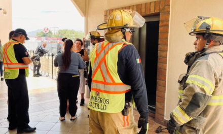 Rescatan a 3 personas atrapadas en un elevador en Saltillo