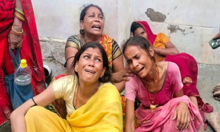 Estampida deja más de 50 fallecidos en evento religioso de la India