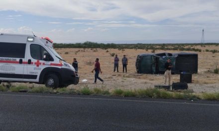 Familia saltillense vivió momentos aterradores al sufrir volcadura en la carretera Saltillo-Torreón