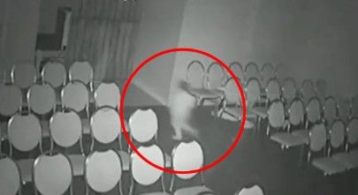 Video: Niño fantasma se aparece en una funeraria para ‘jugar’ con el guardia de seguridad