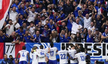 Con autogol en los últimos minutos, Francia se coloca en cuartos de final