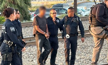 Héroes sin capa: policías evitan que hombre se lanzara de un puente en Saltillo