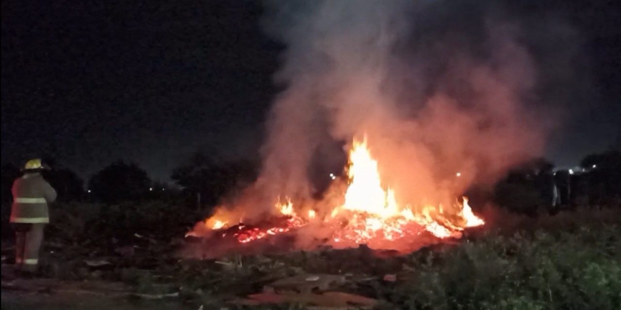Fogata de vago se salió de control y bomberos de Saltillo intervienen para controlar el siniestro