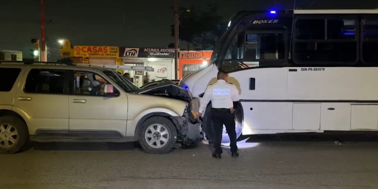 Conductor invade carril y choca de frente a transporte de personal en Saltillo