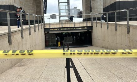 Trabajador de limpieza muere al caerse de elevador de cristal en el Monumento a la Revolución