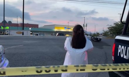 Muere motociclista al impactarse contra camioneta en Ramos Arizpe