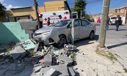 Mujer ignora alto y la proyectan contra una barda en Saltillo