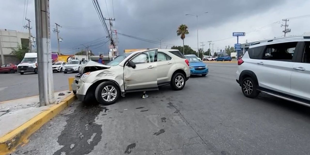 Mujer resulta lesionada tras accidente en Nazario Ortiz Garza