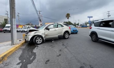 Mujer resulta lesionada tras accidente en Nazario Ortiz Garza