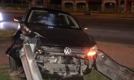 Muro casi parte en dos a un ebrio conductor en Saltillo