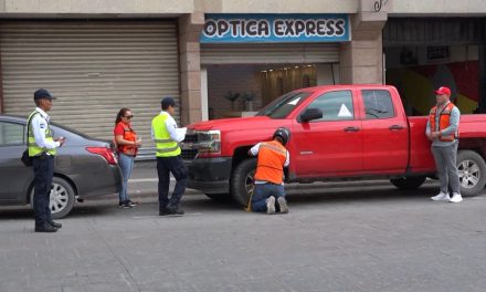 Por no pagar parquímetro inmovilizan automóviles en el centro de Saltillo