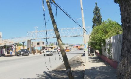 Poste de CFE se encuentra a media calle en la colonia Nueva Imagen