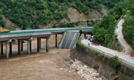 Colapso de puente en China deja 12 muertos y más de 30 desaparecidos tras intensas lluvias