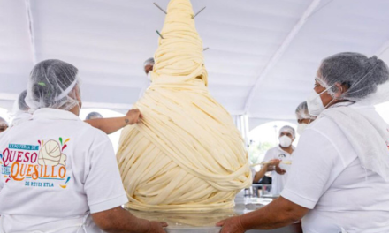 Oaxaca rompe récord Guinness tras elaborar el quesillo más grande del mundo
