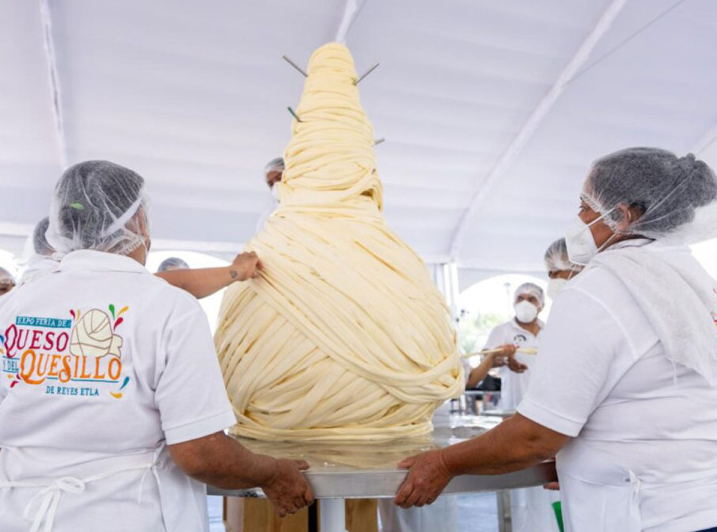Oaxaca rompe récord Guinness tras elaborar el quesillo más grande del mundo
