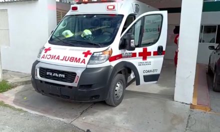 Se impactan dos motociclistas en Parras;  uno huye del lugar