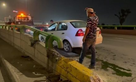 Hombre se impacta contra un puente en Saltillo