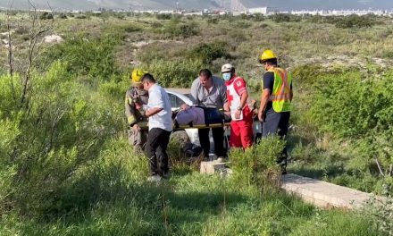 Se le acaba el camino a un automóvil y termina en un arroyo de Saltillo