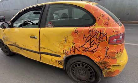 Se le poncha un neumático y provoca accidente en Saltillo