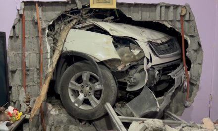 Saltillo: Camioneta derriba la pared de una casa y mujer que dormía se salva de milagro