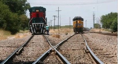 Rescatan a 20 migrantes escondidos en un tren en Texas