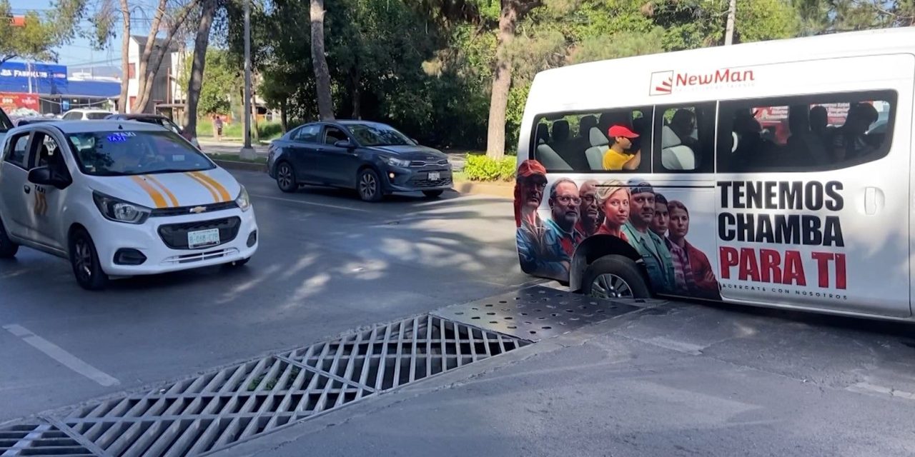 Se queda atorada unidad de transporte de personal en Saltillo