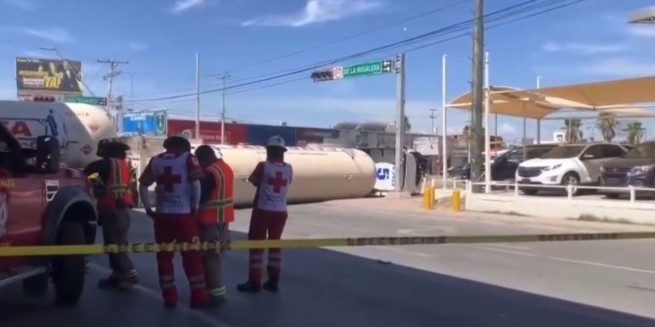 Vuelca pipa cargada con gas en Torreón