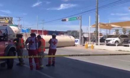 Vuelca pipa cargada con gas en Torreón