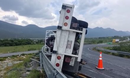Vuelca transporte de carga en la Saltillo-Monterrey