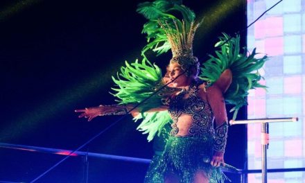 Video: Yuri se cae de un carro alegórico durante el Carnaval de Veracruz y regaña al chofer