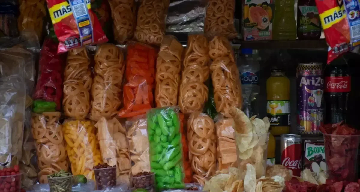 Regularán la venta de comida chatarra en las escuelas