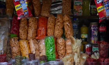 Regularán la venta de comida chatarra en las escuelas