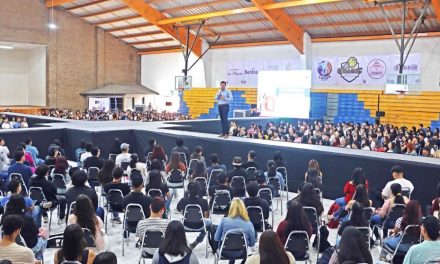 Da rector bienvenida a alumnos de nuevo ingreso en la UAdeC