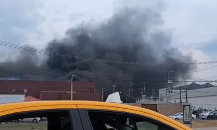 Fuerte incendio consume bodegas del Parque Industrial Las Torres en Saltillo
