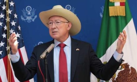 Ken Salazar responde a AMLO: ‘siempre hemos trabajado con máximo respeto’