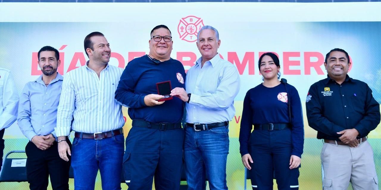 Reconocen a bomberos de Torreón en su día
