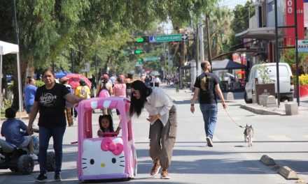 Visitan cientos de familias el Paseo Colón