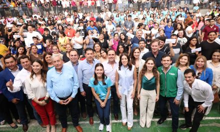 Celebra Manolo Jiménez a ‘Jóvenes Gigantes’ de Coahuila