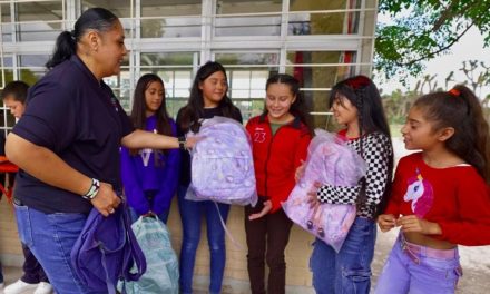 Entrega DIF Saltillo mochilas y útiles escolares