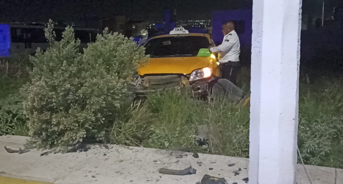 Saltillo: Abandonan taxi tras accidente, poste lo sacó del camino