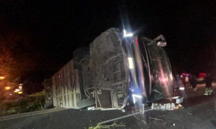 Autobús de Pasajeros sufre una volcadura en la carretera Zacatecas-Saltillo y deja dos muertos así como 21 heridos