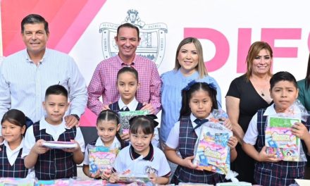 Entregan paquetes escolares a niños de Acuña