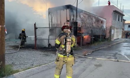 Arde caja de tráiler en Saltillo