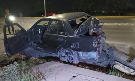 Autobús  saca del camino a un auto durante la madrugada