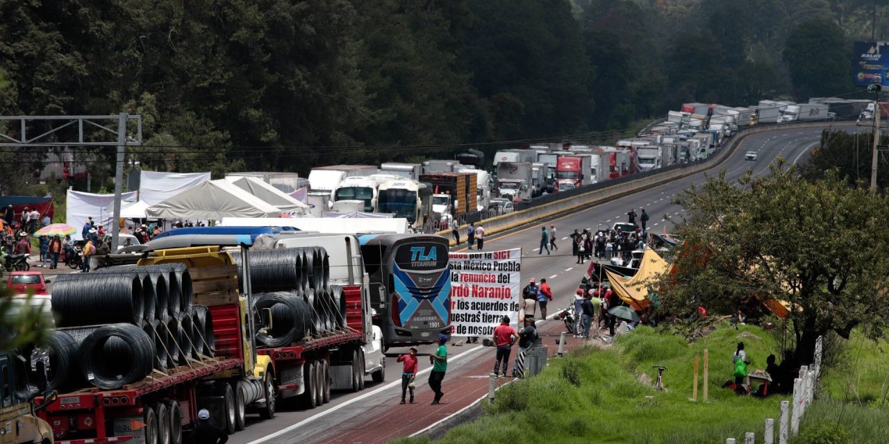 Campesinos abren la autopista México-Puebla por 2 horas tras casi dos días de bloqueo