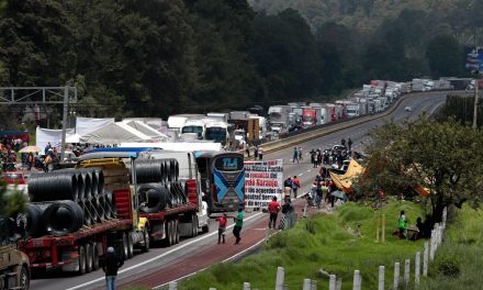 Campesinos abren la autopista México-Puebla por 2 horas tras casi dos días de bloqueo