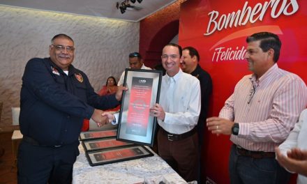 Celebra Emilio de Hoyos a bomberos de Acuña